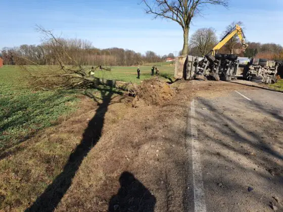 Landstraße in Melle: Sattelzug kollidiert mit Bäumen und kippt um
