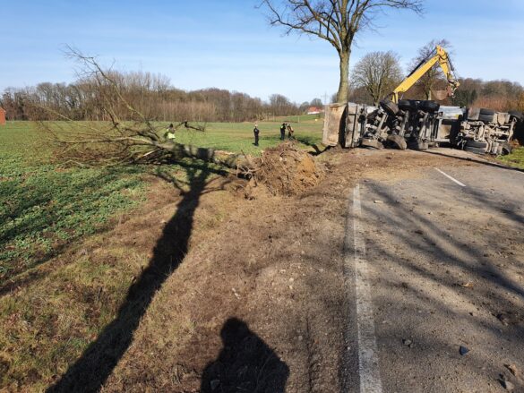 Landstraße in Melle: Sattelzug kollidiert mit Bäumen und kippt um