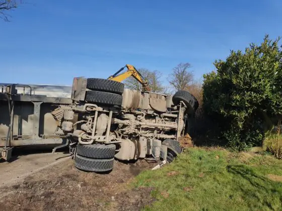 Landstraße in Melle: Sattelzug kollidiert mit Bäumen und kippt um