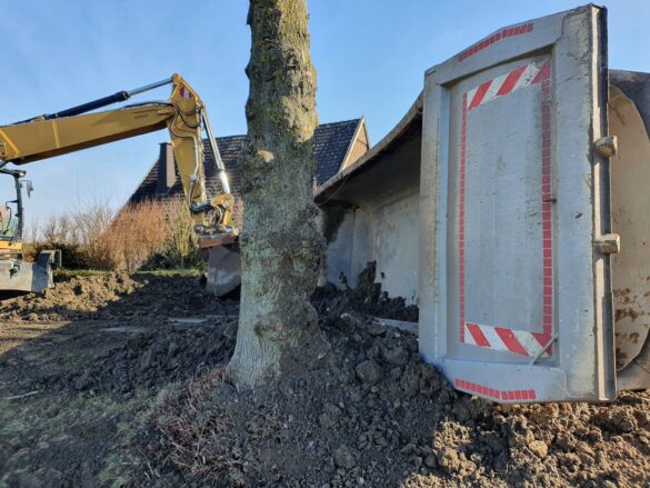 Landstraße in Melle: Sattelzug kollidiert mit Bäumen und kippt um