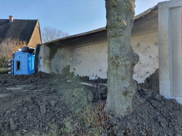 Landstraße in Melle: Sattelzug kollidiert mit Bäumen und kippt um