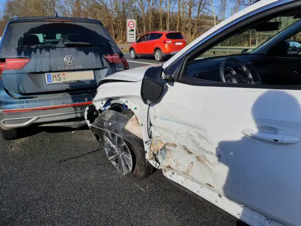 Zwei Unfälle innerhalb weniger Meter und Minuten auf A30 bei Osnabrück-Nahne