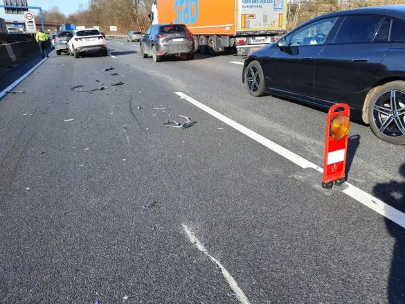 Zwei Unfälle innerhalb weniger Meter und Minuten auf A30 bei Osnabrück-Nahne
