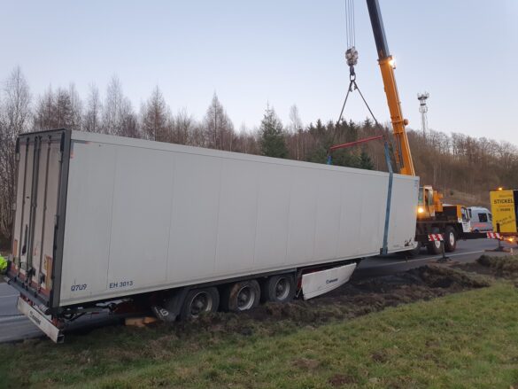 Stundenlange Vollsperrung: Sattelzug verliert Trailer auf A33 bei Borgloh/Hilter