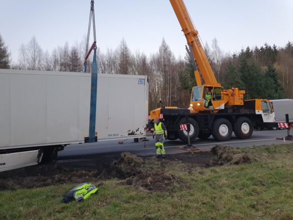 Stundenlange Vollsperrung: Sattelzug verliert Trailer auf A33 bei Borgloh/Hilter