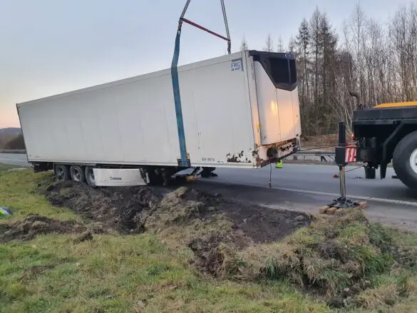 Stundenlange Vollsperrung: Sattelzug verliert Trailer auf A33 bei Borgloh/Hilter