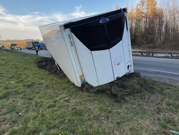 Stundenlange Vollsperrung: Sattelzug verliert Trailer auf A33 bei Borgloh/Hilter