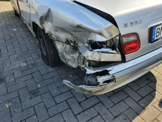 Unfall am Stauende auf A1: SUV prallt gegen zwei andere PKW