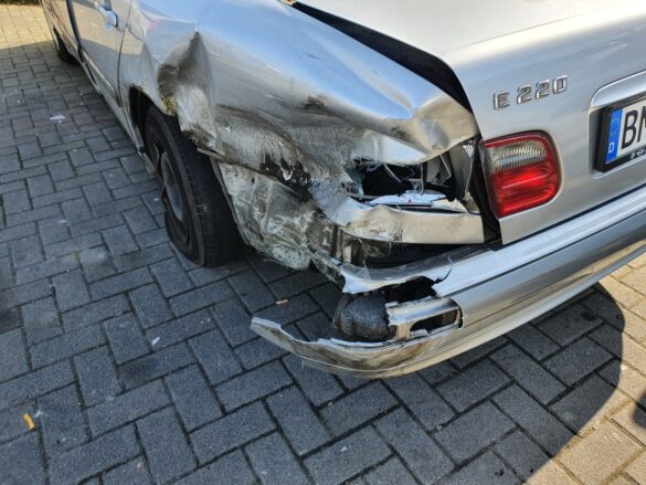 Unfall am Stauende auf A1: SUV prallt gegen zwei andere PKW