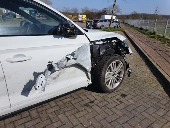 Unfall am Stauende auf A1: SUV prallt gegen zwei andere PKW