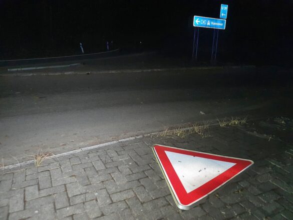 Mutmaßlich alkoholisiert: Junger Fahrer verliert auf A30 Kontrolle über seinen SUV