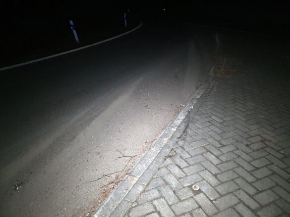 Mutmaßlich alkoholisiert: Junger Fahrer verliert auf A30 Kontrolle über seinen SUV