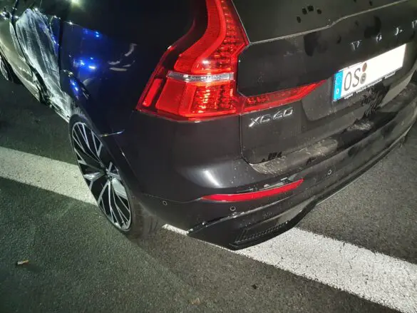 Mutmaßlich alkoholisiert: Junger Fahrer verliert auf A30 Kontrolle über seinen SUV