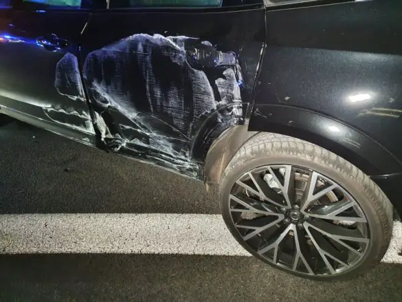 Mutmaßlich alkoholisiert: Junger Fahrer verliert auf A30 Kontrolle über seinen SUV