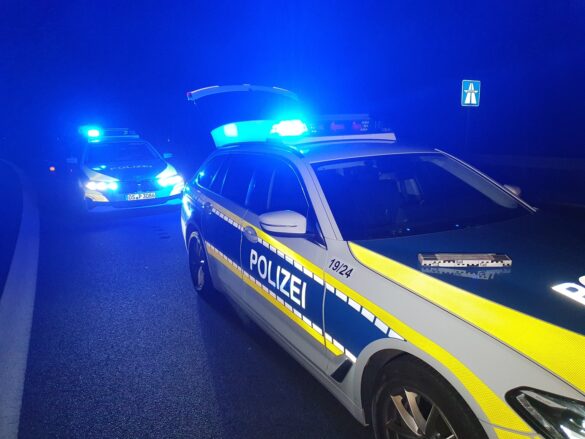 Mutmaßlich alkoholisiert: Junger Fahrer verliert auf A30 Kontrolle über seinen SUV