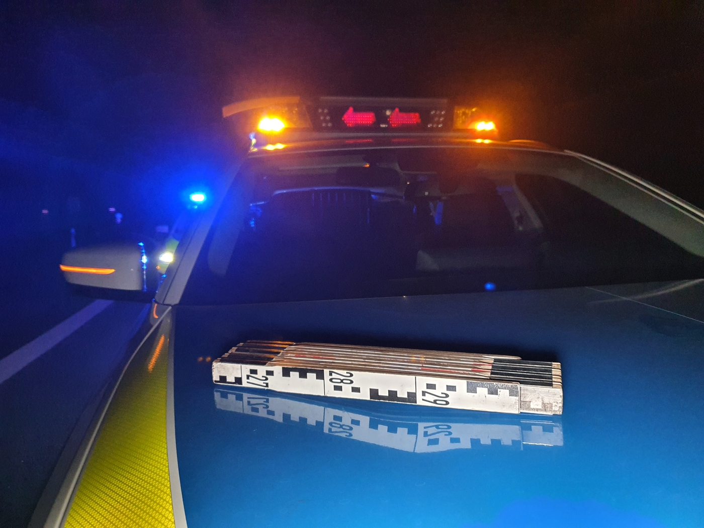 Mutmaßlich alkoholisiert: Junger Fahrer verliert auf A30 Kontrolle über seinen SUV Mutmaßlich alkoholisiert: Junger Fahrer verliert auf A30 Kontrolle über seinen SUV