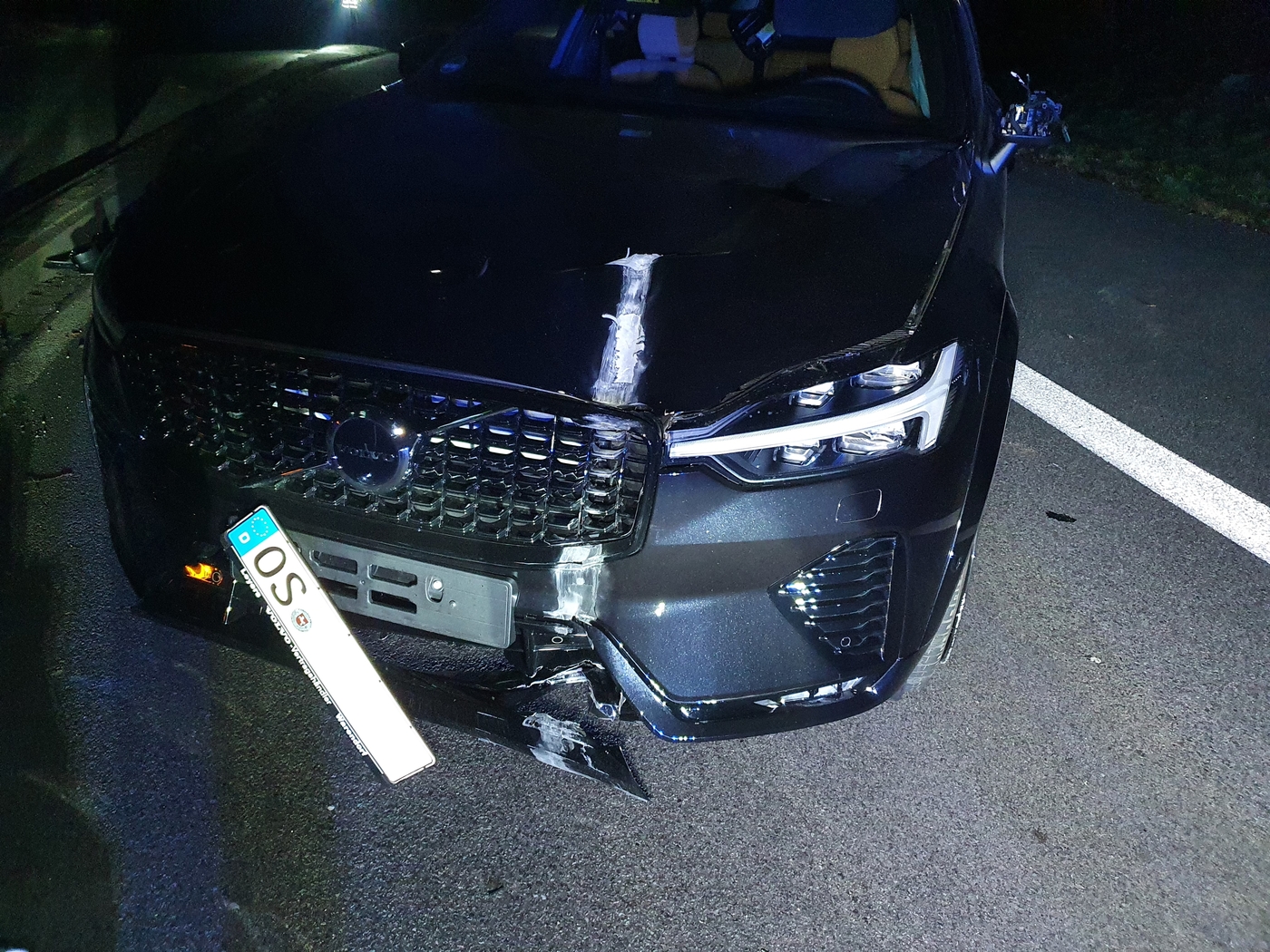 Mutmaßlich alkoholisiert: Junger Fahrer verliert auf A30 Kontrolle über seinen SUV Mutmaßlich alkoholisiert: Junger Fahrer verliert auf A30 Kontrolle über seinen SUV