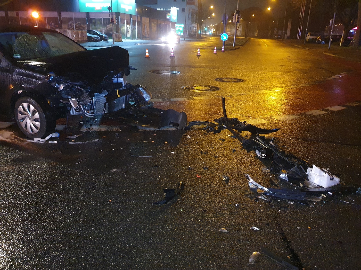 Kreuzungscrash an Hannoverscher Straße, Autofahrer ignoriert Absperrung