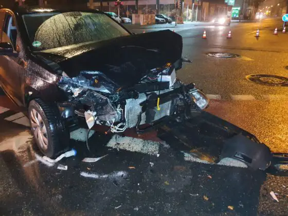 Kreuzungscrash an Hannoverscher Straße, Autofahrer ignoriert Absperrung