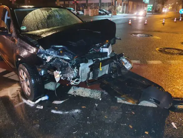 Kreuzungscrash an Hannoverscher Straße, Autofahrer ignoriert Absperrung