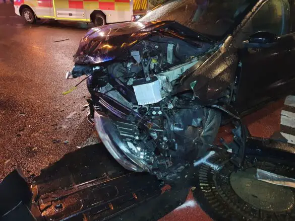 Kreuzungscrash an Hannoverscher Straße, Autofahrer ignoriert Absperrung