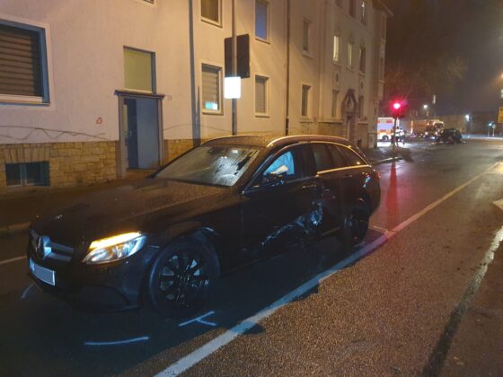 Kreuzungscrash an Hannoverscher Straße, Autofahrer ignoriert Absperrung