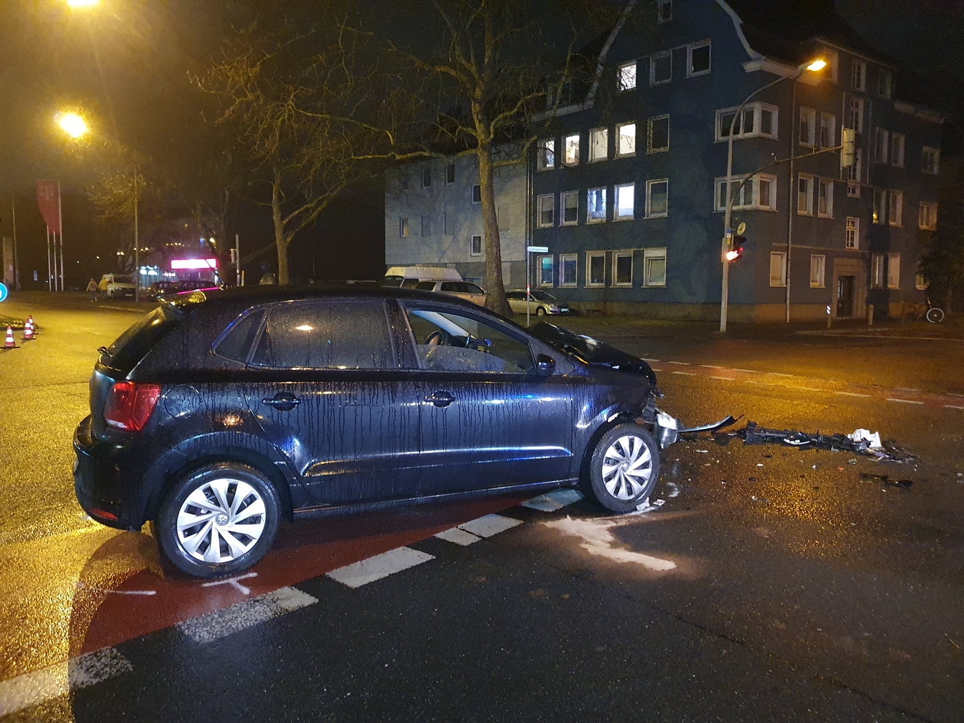 Kreuzungscrash an Hannoverscher Straße, Autofahrer ignoriert Absperrung