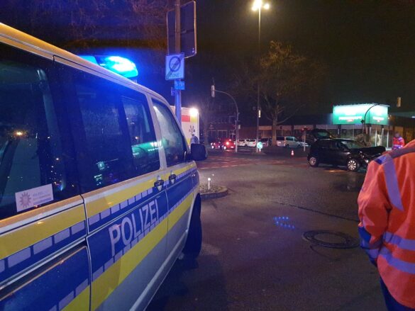 Kreuzungscrash an Hannoverscher Straße, Autofahrer ignoriert Absperrung