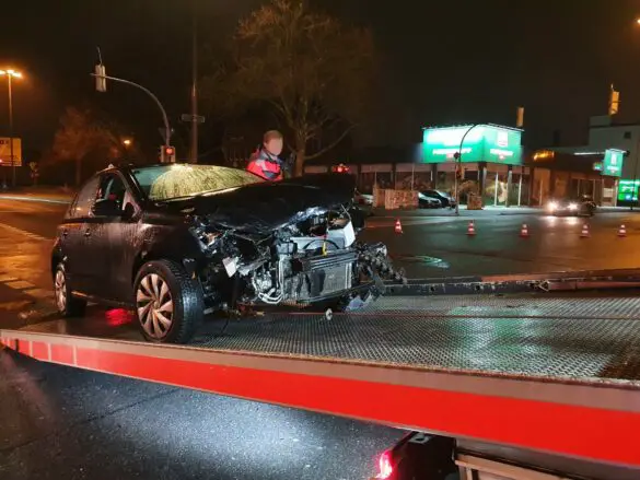 Kreuzungscrash an Hannoverscher Straße, Autofahrer ignoriert Absperrung