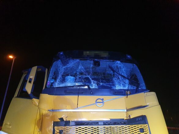 LKW kracht auf Autobahn 1 in Stauende – Fahrer überlebt nur knapp