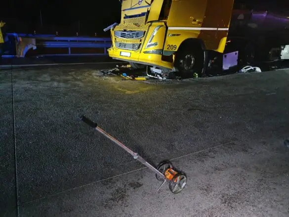 LKW kracht auf Autobahn 1 in Stauende – Fahrer überlebt nur knapp