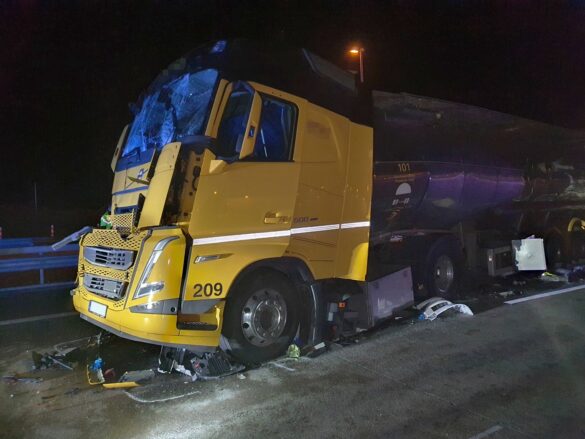 LKW kracht auf Autobahn 1 in Stauende – Fahrer überlebt nur knapp