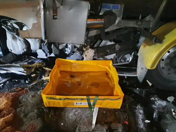 LKW kracht auf Autobahn 1 in Stauende – Fahrer überlebt nur knapp