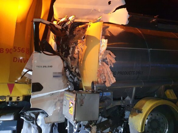 LKW kracht auf Autobahn 1 in Stauende – Fahrer überlebt nur knapp