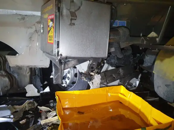 LKW kracht auf Autobahn 1 in Stauende – Fahrer überlebt nur knapp