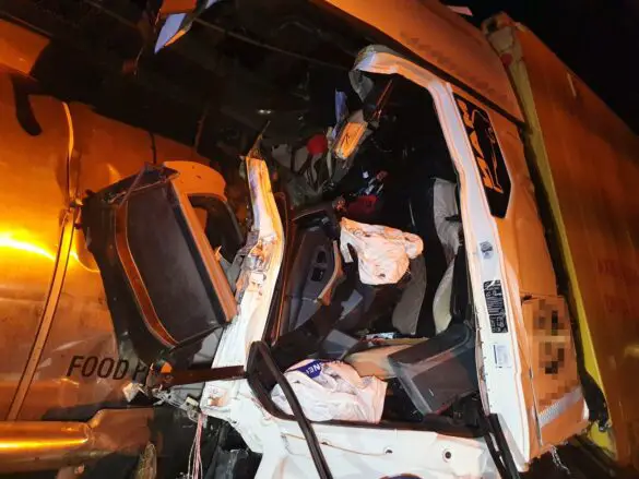 LKW kracht auf Autobahn 1 in Stauende – Fahrer überlebt nur knapp