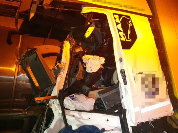 LKW kracht auf Autobahn 1 in Stauende – Fahrer überlebt nur knapp