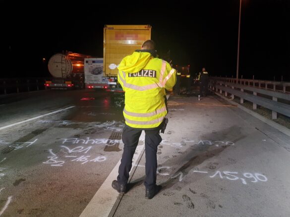 LKW kracht auf Autobahn 1 in Stauende – Fahrer überlebt nur knapp