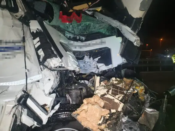 LKW kracht auf Autobahn 1 in Stauende – Fahrer überlebt nur knapp