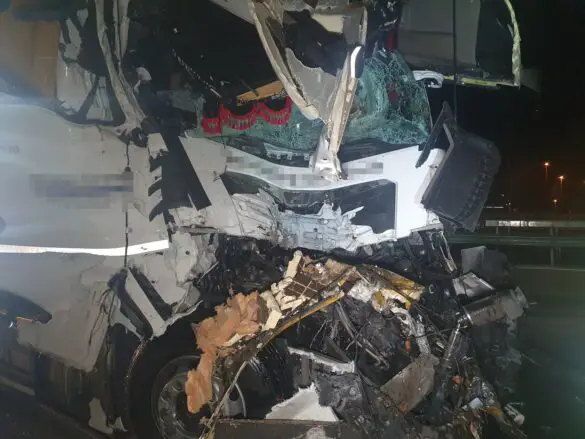 LKW kracht auf Autobahn 1 in Stauende – Fahrer überlebt nur knapp