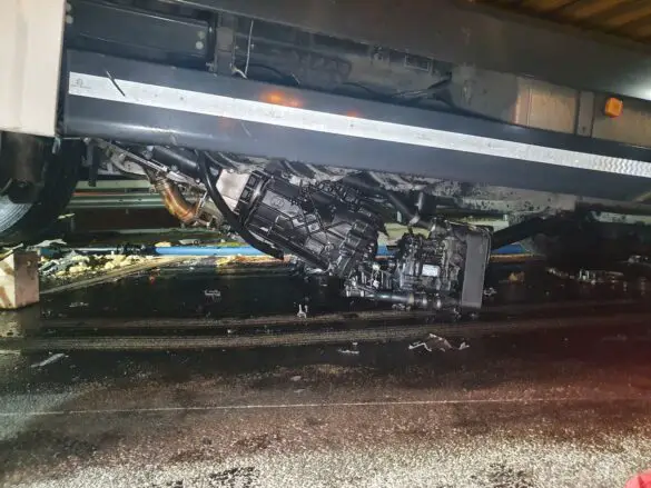 LKW kracht auf Autobahn 1 in Stauende – Fahrer überlebt nur knapp