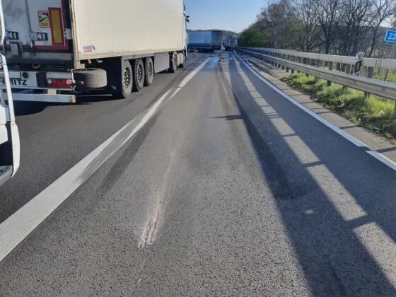 Schwerer LKW-Unfall auf Autobahn, A1 stundenlang blockiert