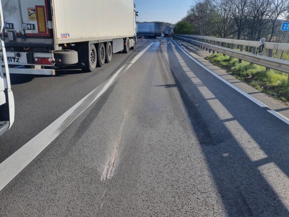Schwerer LKW-Unfall auf Autobahn, A1 stundenlang blockiert