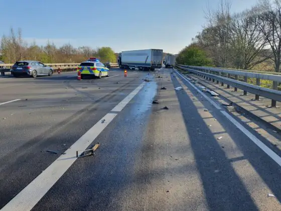 Schwerer LKW-Unfall auf Autobahn, A1 stundenlang blockiert