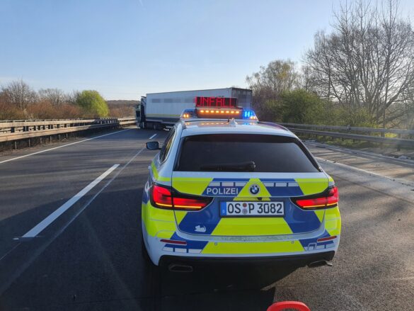 Schwerer LKW-Unfall auf Autobahn, A1 stundenlang blockiert