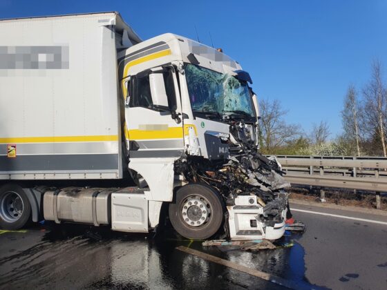 Schwerer LKW-Unfall auf Autobahn, A1 stundenlang blockiert