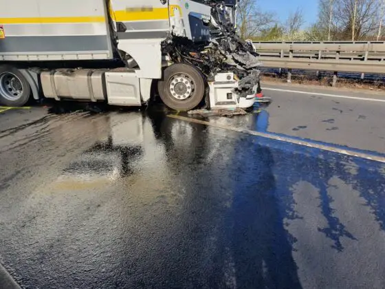 Schwerer LKW-Unfall auf Autobahn, A1 stundenlang blockiert