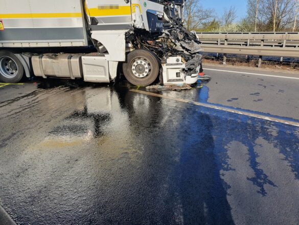 Schwerer LKW-Unfall auf Autobahn, A1 stundenlang blockiert
