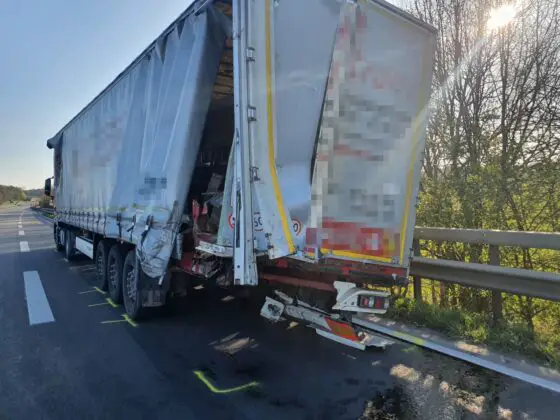 Schwerer LKW-Unfall auf Autobahn, A1 stundenlang blockiert