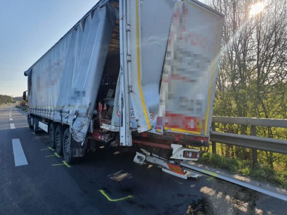 Schwerer LKW-Unfall auf Autobahn, A1 stundenlang blockiert